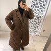 Manteau long matelassé taupe à col contrastant marron