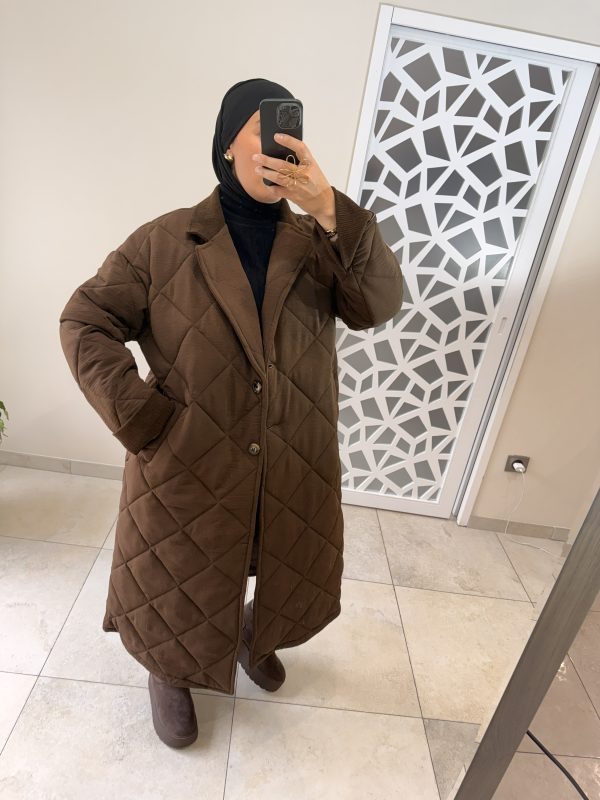 Manteau long matelassé taupe à col contrastant marron