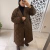 Manteau long matelassé taupe à col contrastant marron