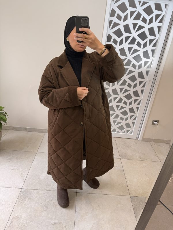 Manteau long matelassé taupe à col contrastant marron