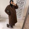 Manteau long matelassé taupe à col contrastant marron