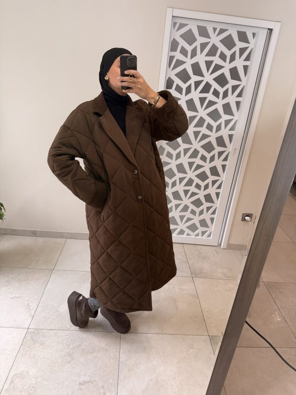 Manteau long matelassé taupe à col contrastant marron