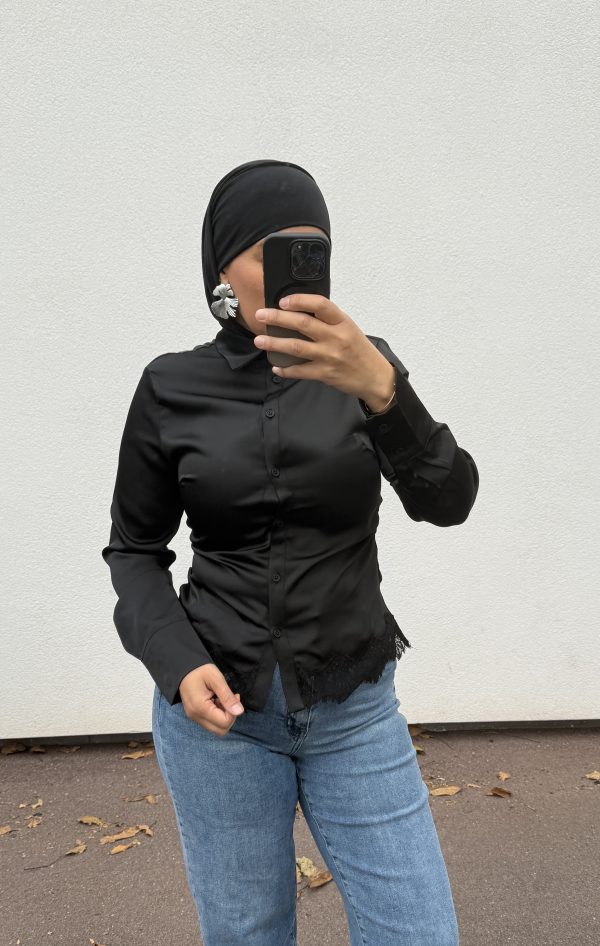 Chemise satinée avec finition dentelle – élégance et féminité noire