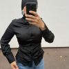 Chemise satinée avec finition dentelle – élégance et féminité noire