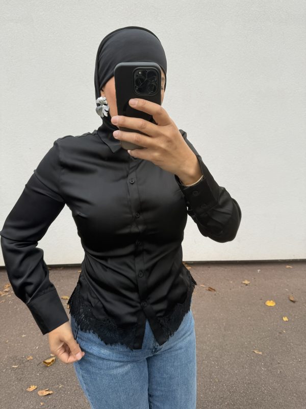 Chemise satinée avec finition dentelle – élégance et féminité noire