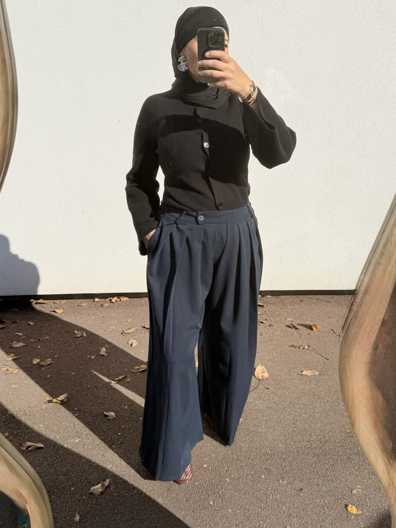 Pantalon large à pinces – coupe fluide et taille haute bleu marine