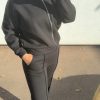 cjukmvnuyxbjagf0lzezljyyljeumcaoavbob25lmtcsmtsgau9tidi2ljaumtsgz3ppcckgag-10 Ensemble jogging noir– confort et style casual chic