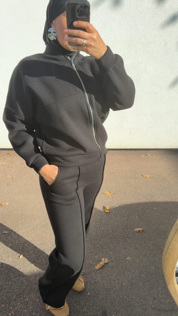 cjukmvnuyxbjagf0lzezljyyljeumcaoavbob25lmtcsmtsgau9tidi2ljaumtsgz3ppcckgag-10 Ensemble jogging noir– confort et style casual chic