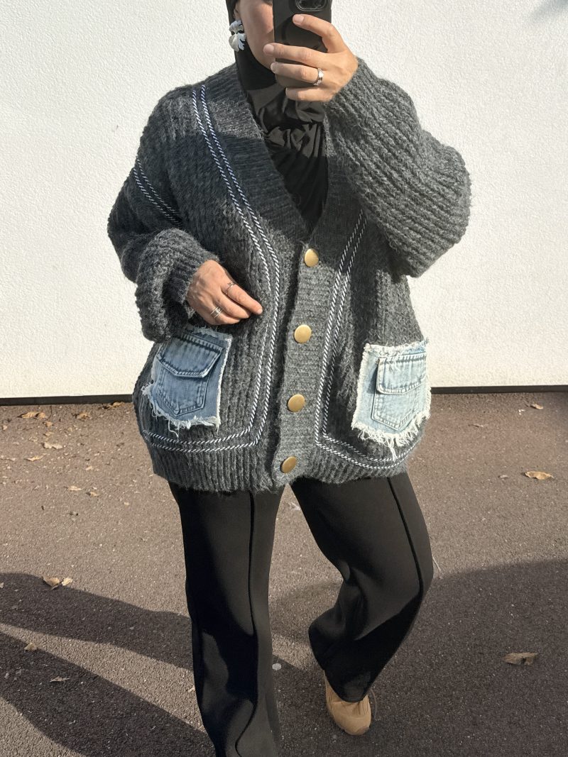 img_6450 Gilet oversize en maille grise avec poches en jean – look casual et tendance