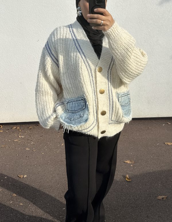 Gilet oversize en maille beige avec poches en jean – look casual et tendance
