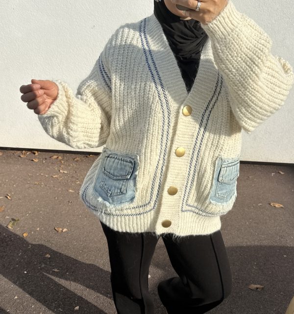 Gilet oversize en maille beige avec poches en jean – look casual et tendance