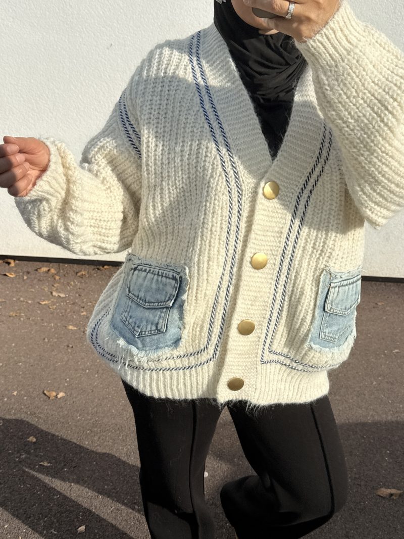 Gilet oversize en maille beige avec poches en jean – look casual et tendance
