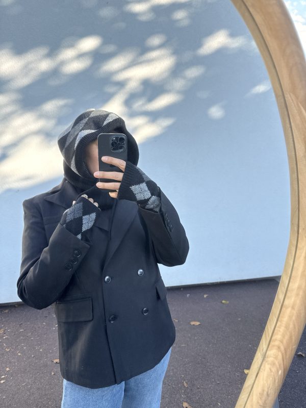 Cagoule tricot à motif argyle – style rétro chic et confort d’hiver Noire