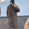 Manteau long en fausse fourrure – chaleur, élégance et confort absolu marron