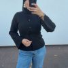 cjukmvnuyxbjagf0lzezljyyljeumcaoavbob25lmtcsmtsgau9tidi2ljaumtsgz3ppcckgag-17 Gilet maille cintrée – manches évasées et coupe féminine noir