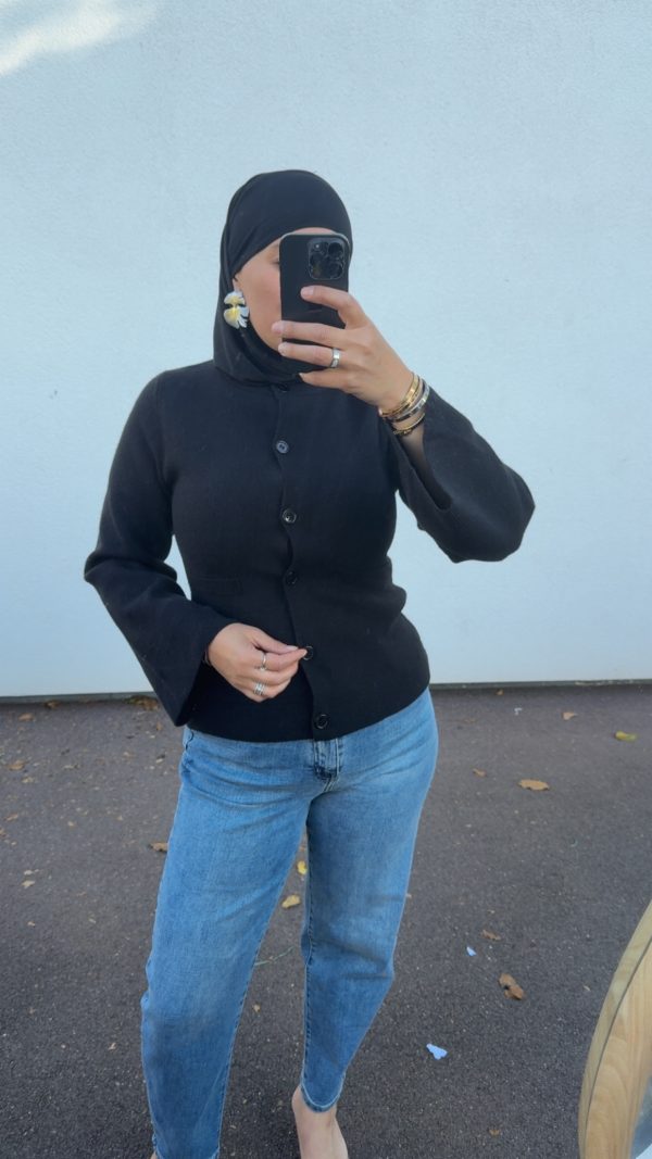 cjukmvnuyxbjagf0lzezljyyljeumcaoavbob25lmtcsmtsgau9tidi2ljaumtsgz3ppcckgag-17 Gilet maille cintrée – manches évasées et coupe féminine noir