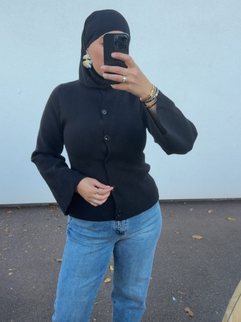Gilet maille cintrée – manches évasées et coupe féminine noir