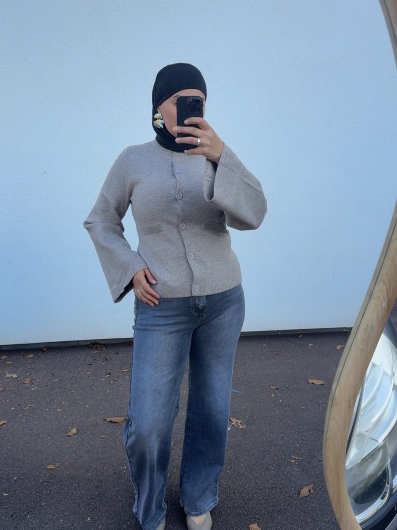 Gilet maille cintrée – manches évasées et coupe féminine beige