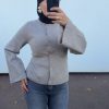 cjukmvnuyxbjagf0lzezljyyljeumcaoavbob25lmtcsmtsgau9tidi2ljaumtsgz3ppcckgag-21 Gilet maille cintrée – manches évasées et coupe féminine beige
