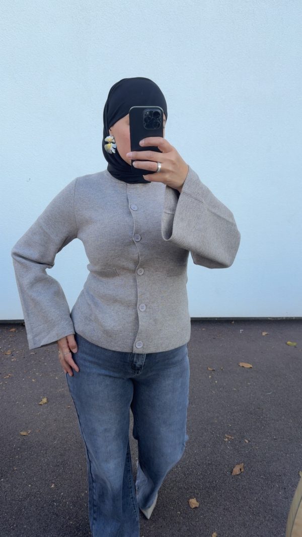 cjukmvnuyxbjagf0lzezljyyljeumcaoavbob25lmtcsmtsgau9tidi2ljaumtsgz3ppcckgag-21 Gilet maille cintrée – manches évasées et coupe féminine beige