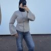 cjukmvnuyxbjagf0lzezljyyljeumcaoavbob25lmtcsmtsgau9tidi2ljaumtsgz3ppcckgag-20 Gilet maille cintrée – manches évasées et coupe féminine beige
