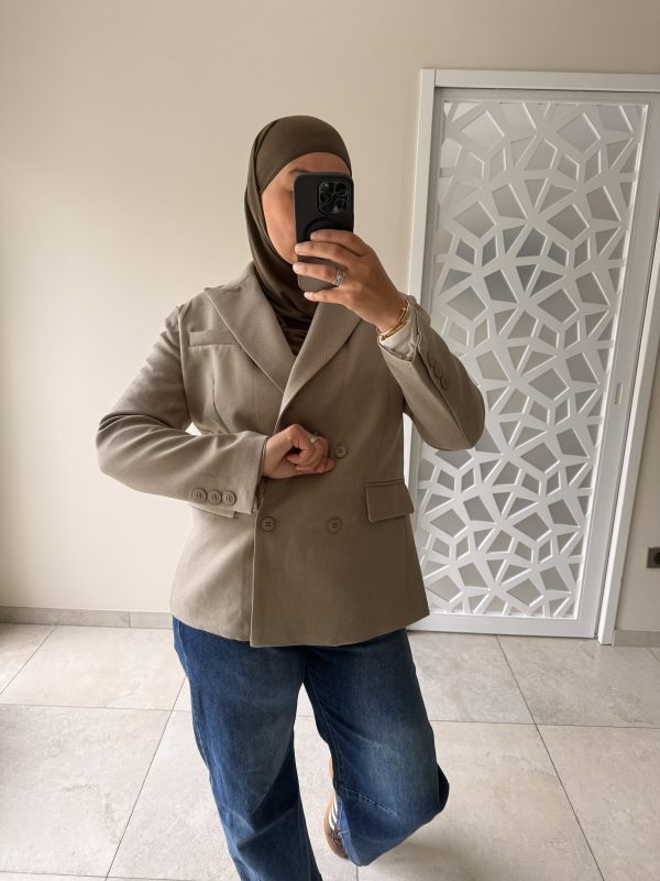 Blazer taupe à double boutonnage – élégance intemporelle et coupe structurée