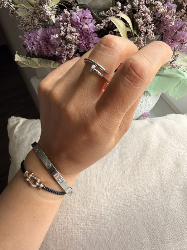 img_7114 Bague en acier inoxydable – design clou serti de strass