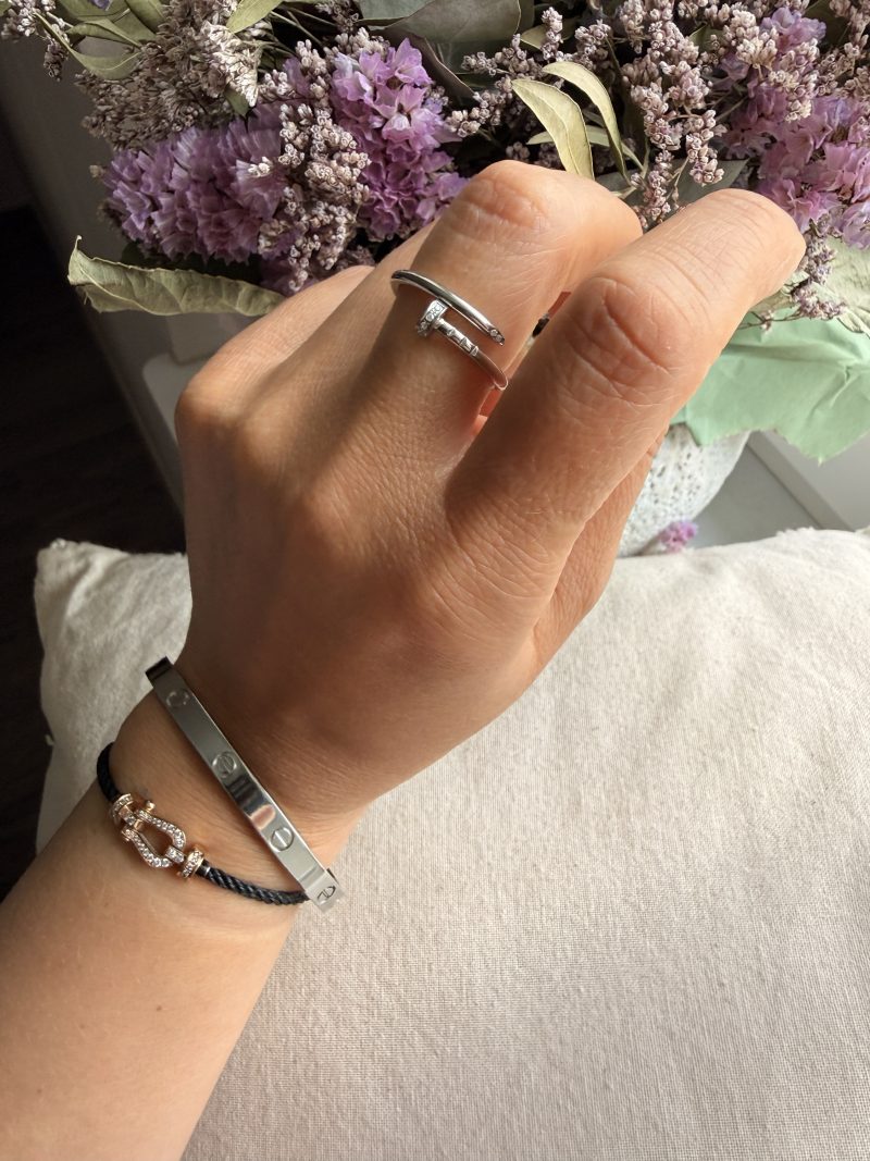 Bague en acier inoxydable – design clou serti de strass
