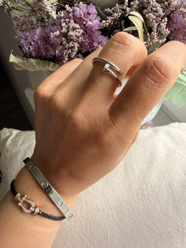 img_7115-2 Bague en acier inoxydable – design clou serti de strass