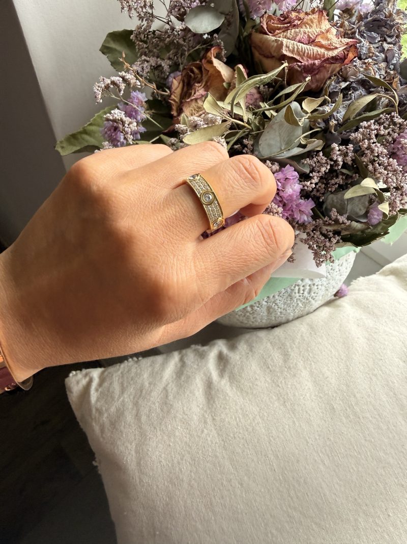 Bague Love élégante en acier inoxydable doré  et diamants – style intemporel et raffiné