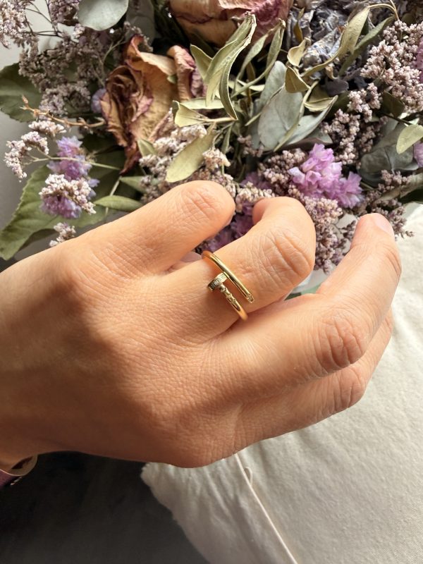 img_7135 Bague en acier inoxydable doré – design clou serti de strass