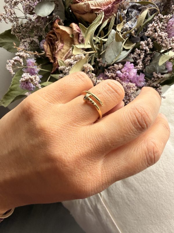 img_7137 Bague en acier inoxydable doré – design clou serti de strass