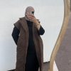 Manteau marron long sans manches matelassé avec ceinture
