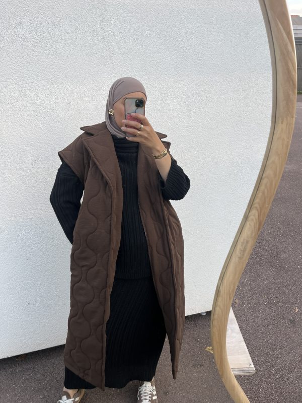 Manteau marron long sans manches matelassé avec ceinture