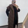 Manteau marron long sans manches matelassé avec ceinture