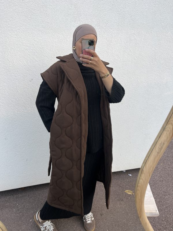 Manteau marron long sans manches matelassé avec ceinture