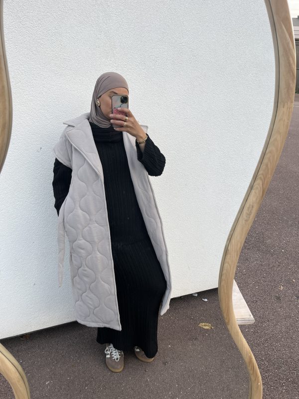 img_7487-2 Manteau beige long sans manches matelassé avec ceinture