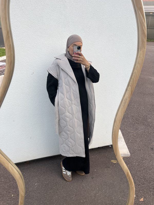 img_7488 Manteau beige long sans manches matelassé avec ceinture