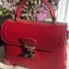 Sac à main rouge en simili cuir rigide avec poignée et fermoir doré