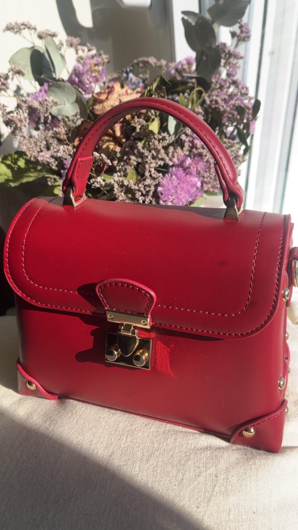 Sac à main rouge en simili cuir rigide avec poignée et fermoir doré