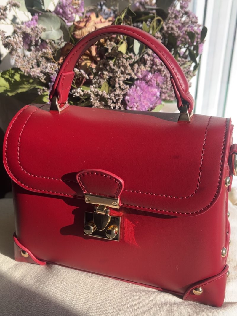Sac à main rouge en simili cuir rigide avec poignée et fermoir doré
