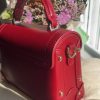 Sac à main rouge en simili cuir rigide avec poignée et fermoir doré