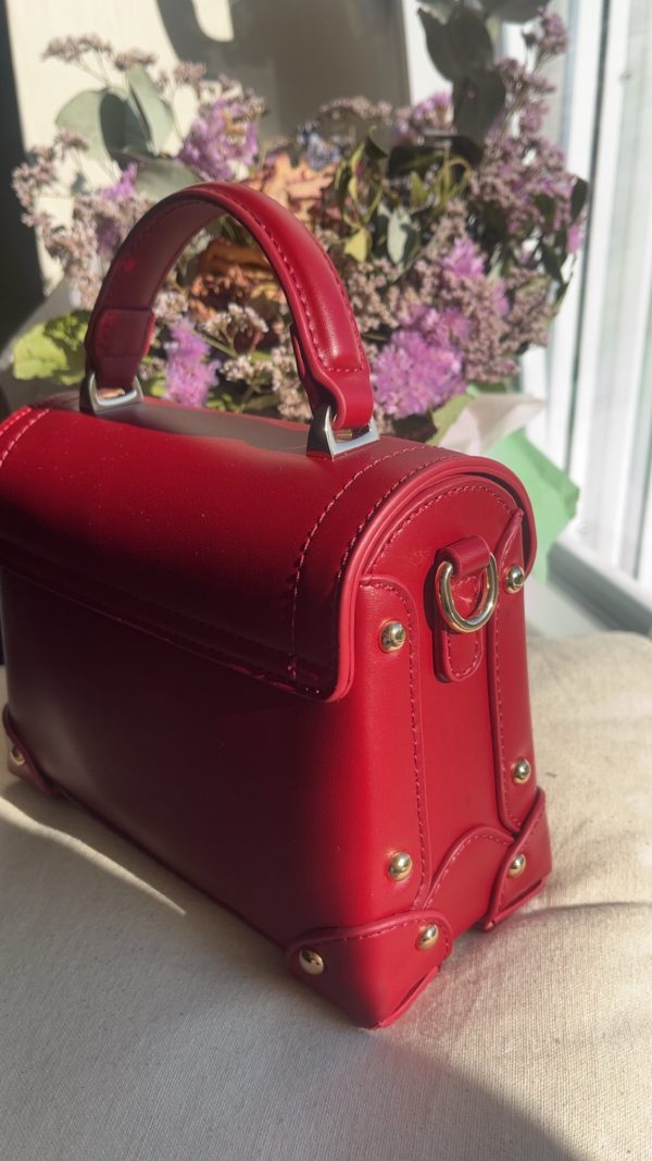 Sac à main rouge en simili cuir rigide avec poignée et fermoir doré
