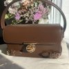Sac à main marron en simili cuir avec détails boucles et fermoir doré