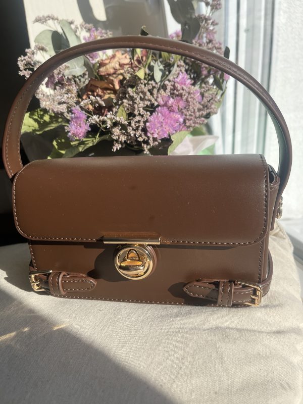 Sac à main marron en simili cuir avec détails boucles et fermoir doré