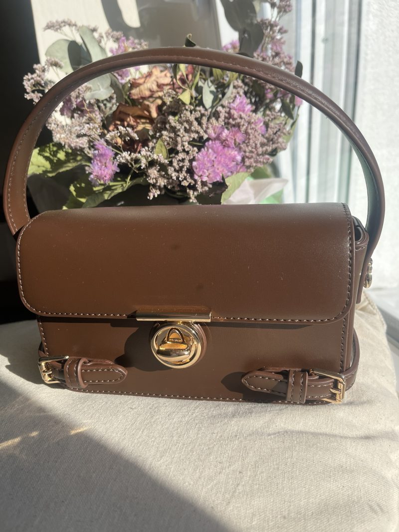 Sac à main marron en simili cuir avec détails boucles et fermoir doré