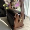 Sac à main marron en simili cuir avec détails boucles et fermoir doré