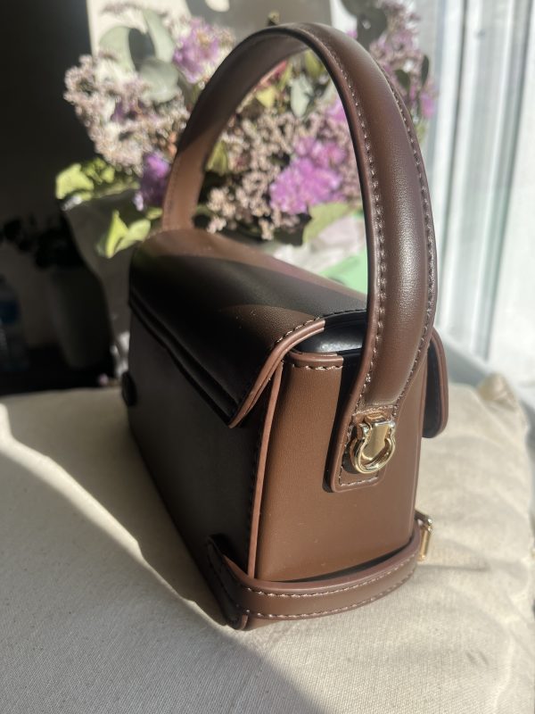 Sac à main marron en simili cuir avec détails boucles et fermoir doré