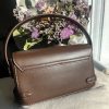 Sac à main marron en simili cuir avec détails boucles et fermoir doré