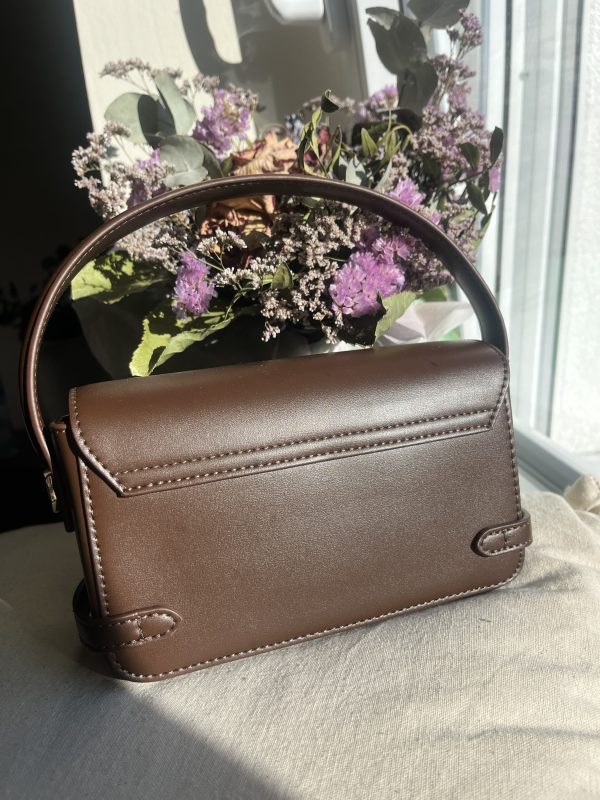 Sac à main marron en simili cuir avec détails boucles et fermoir doré